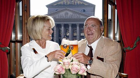 Die Weste ist wieder blütenweiß: Roland "RK" Kuffler mit seiner Frau Doris (genannt "Buick") im Spatenhaus mit Blick auf die Oper.