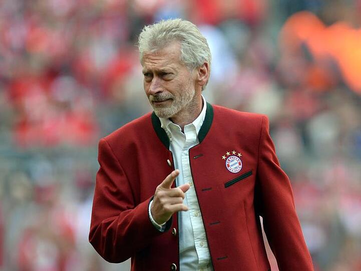 Der ehemalige Profi des Fc Bayern München, Paul Breitner, kommt zur Ehrung der Meistermannschaften ins Stadion. Foto: Andreas Gebert/Archiv