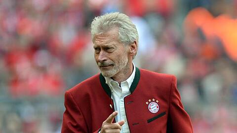Der ehemalige Profi des Fc Bayern München, Paul Breitner, kommt zur Ehrung der Meistermannschaften ins Stadion. Foto: Andreas Gebert/Archiv