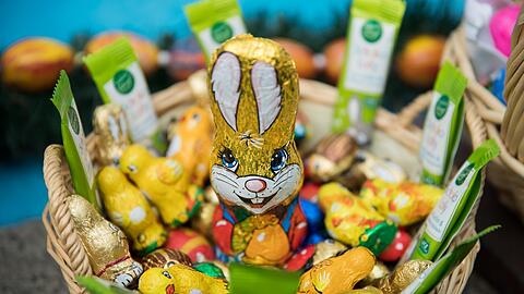 Ein Osternest mit Schokohase und Schokoküken.
