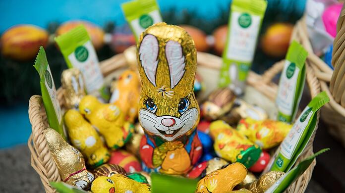 Ein Osternest mit Schokohase und Schokoküken.
