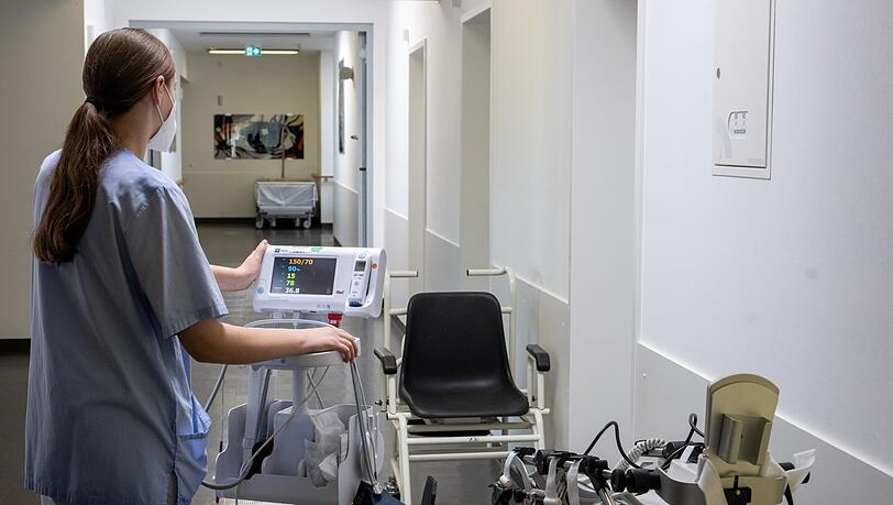 Eine Pflegekraft in einer Klinik. Es fehlen flächendeckend Pflegekräfte - auch in Bayern.