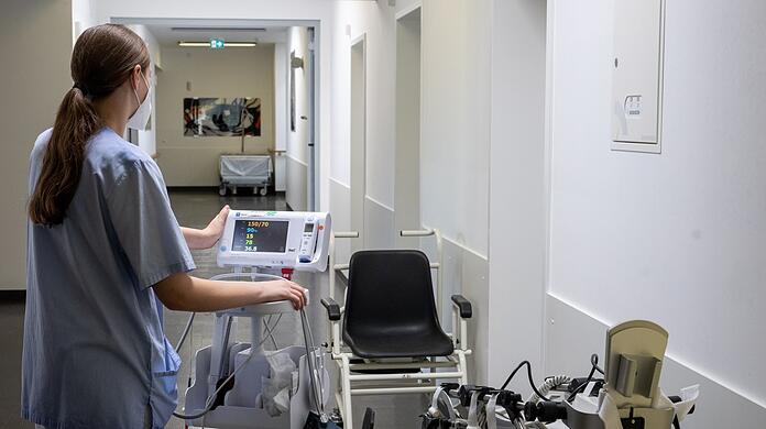 Eine Pflegekraft in einer Klinik. Es fehlen flächendeckend Pflegekräfte - auch in Bayern.