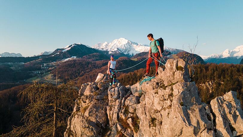 Bergsteiger klettern angeseilt auf dem Barmstein bei Hallein in Österreich. Der Klimawandel macht Wandern und Bergsteigen risikoreicher.