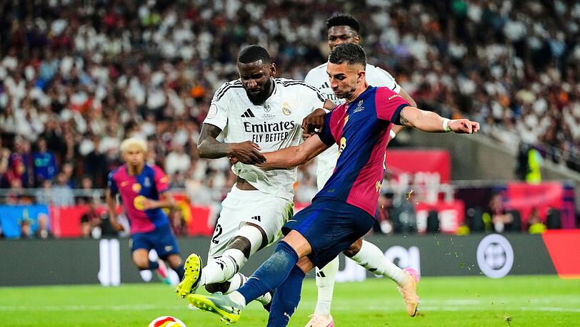 Im Pokalfinale gegen den FC Barcelona leistete sich Antonio Rüdiger (l) einen heftigen Aussetzer.