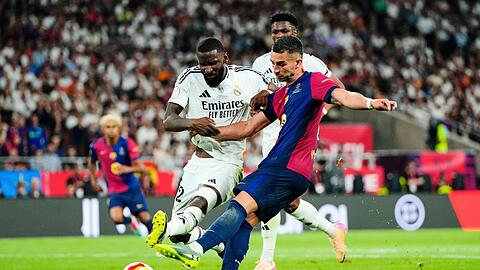 Im Pokalfinale gegen den FC Barcelona leistete sich Antonio Rüdiger (l) einen heftigen Aussetzer.
