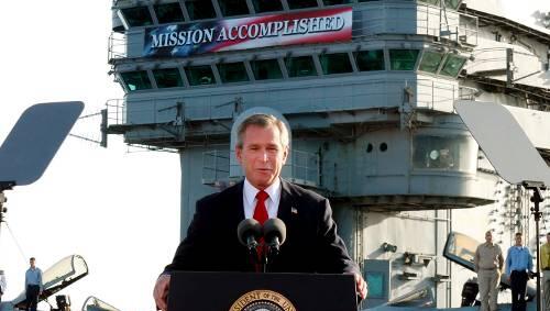 "Mission erfüllt", sagte Bush im Mai 2003 wenige Wochen nach Kriegsbeginn - eine voreilige Äußerung. "Mission erfüllt", sagte Bush im Mai 2003 wenige Wochen nach Kriegsbeginn - eine voreilige Äußerung.