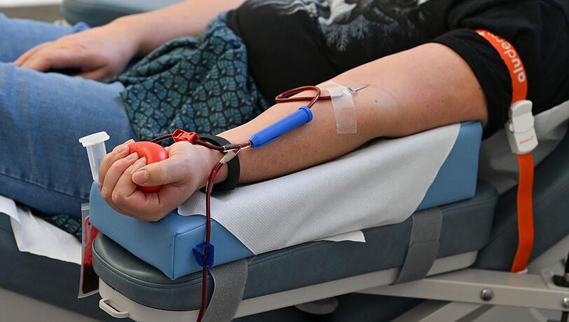 Derzeit werden die Blutkonserven knapp. Gr&uuml;nen-Politiker Janosch Dahmen fordert daher flexiblere Modelle f&uuml;r das Spenden - etwa mit Hilfe von Telemedizin.