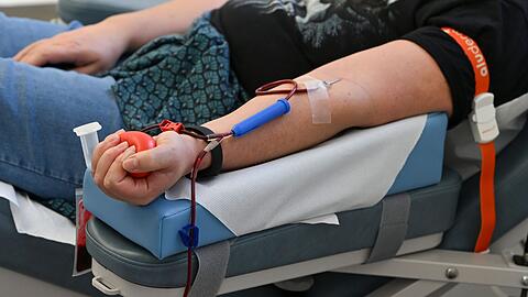 Derzeit werden die Blutkonserven knapp. Gr&uuml;nen-Politiker Janosch Dahmen fordert daher flexiblere Modelle f&uuml;r das Spenden - etwa mit Hilfe von Telemedizin.