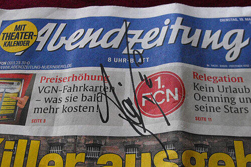 Ein besonders wertvolles Souvenir: Weltstar Lionel Messi signierte beim heimlichen Besuch in Nürnberg die AZ vom 19.Mai.