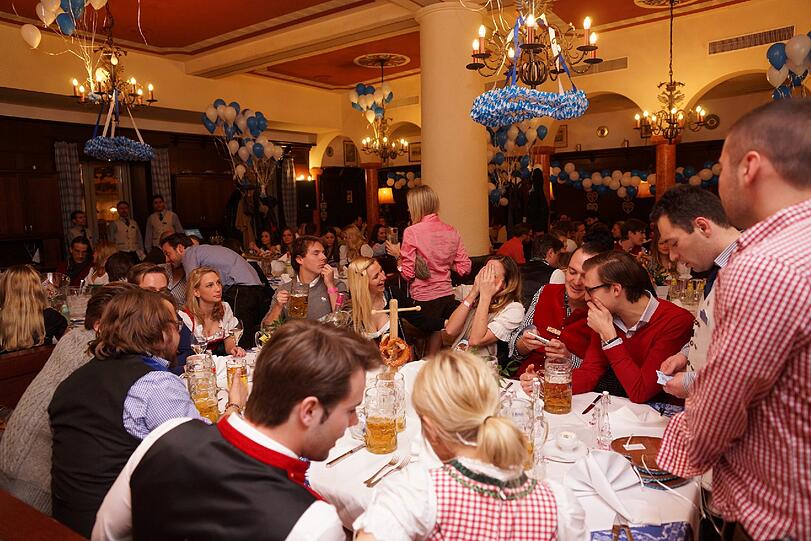 Wiesn-Halbzeit: Immer wenn es noch knapp ein halbes Jahr bis zum Oktoberfest ist, feiern die Münchner im Franziskaner. Die Bilder vom sexy Wiesn-Warm-up.