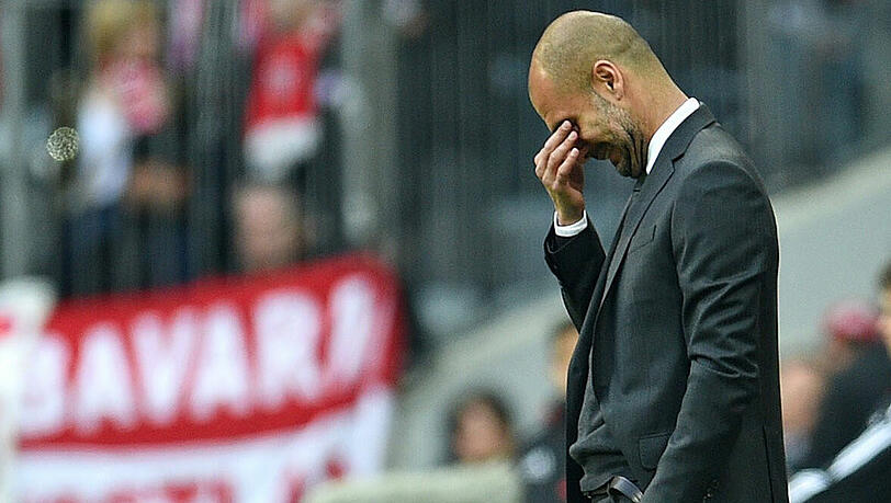 Pep Guardiola ist verzweifelt ob der Leistung seiner Spieler gegen Borussia Dortmund. Pep Guardiola ist verzweifelt ob der Leistung seiner Spieler gegen Borussia Dortmund.