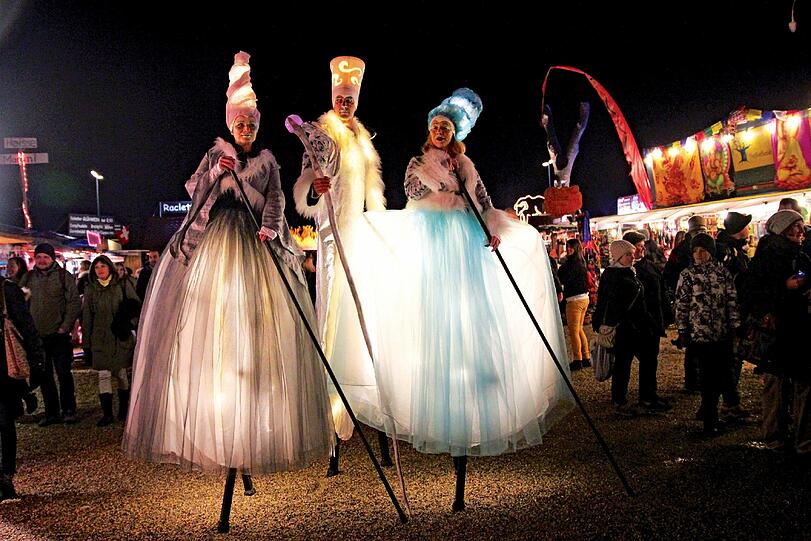 Performances und Walk-Acts: Stelzentheater Illumina
