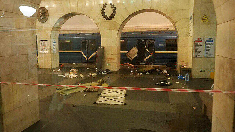 Bei dem Anschlag starben am Montagnachmittag mindestens zehn Menschen, Dutzende wurden verletzt. Den Angaben nach explodierte ein Sprengsatz in einem Zug auf der Fahrt zwischen zwei Stationen im Zentrum.