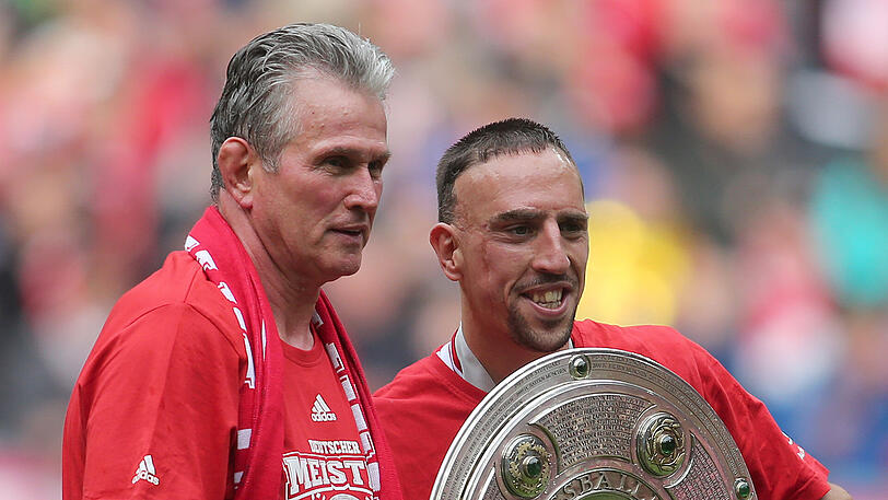 11. Mai 2013: Bayern-Trainer Jupp Heynckes (links) und Franck Ribéry feiern nach dem 3:0 gegen den FC Augsburg mit der Meisterschale.