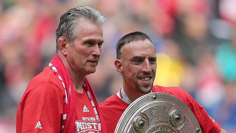 11. Mai 2013: Bayern-Trainer Jupp Heynckes (links) und Franck Ribéry feiern nach dem 3:0 gegen den FC Augsburg mit der Meisterschale.