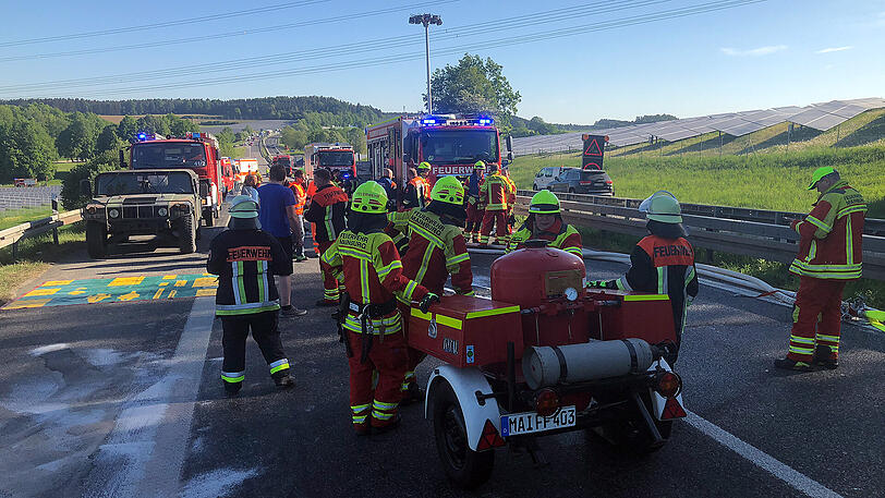 Auf der A93 sind ein Truck der US Army und ein Gefahrguttransporter aus Österreich kollidiert. Die ersten Bilder von der Unfallstelle.