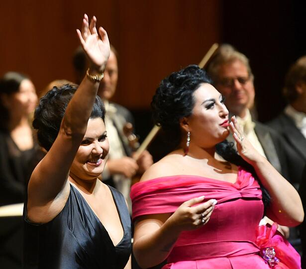 Anna Netrebko (grün) und Anita Rachvelishvili (rot) beim Schlussapplaus.