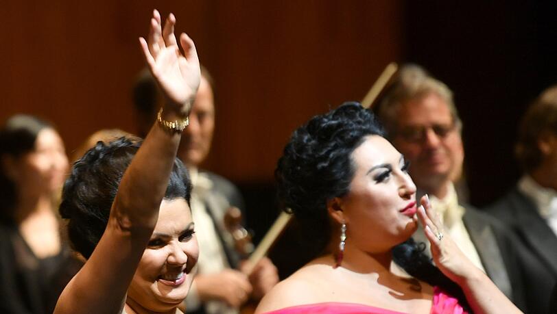 Anna Netrebko (grün) und Anita Rachvelishvili (rot) beim Schlussapplaus.