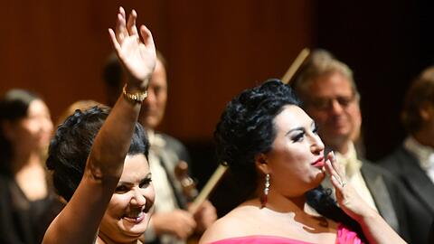 Anna Netrebko (grün) und Anita Rachvelishvili (rot) beim Schlussapplaus.