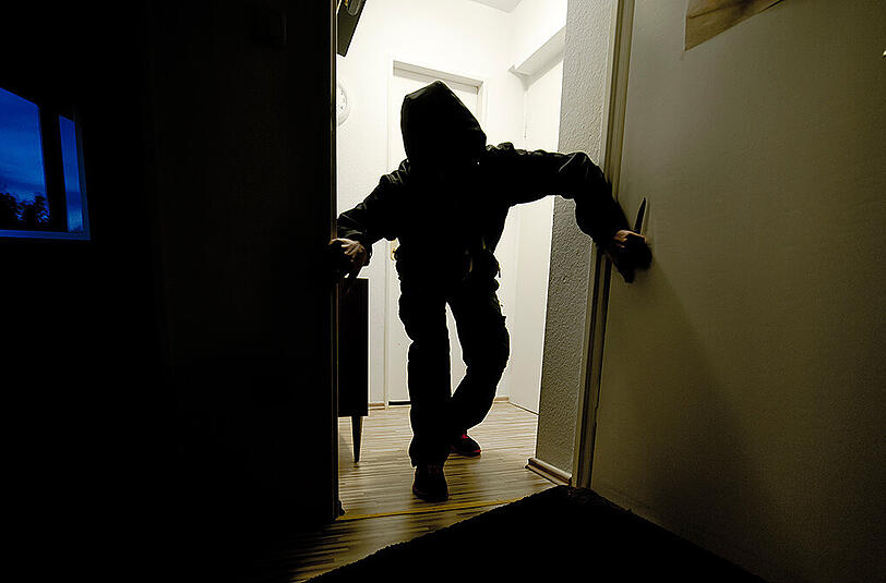 Einer der Einbrecher ist bislang noch auf der Flucht. Jetzt sucht die Polizei Zeugen. (Symbolbild)