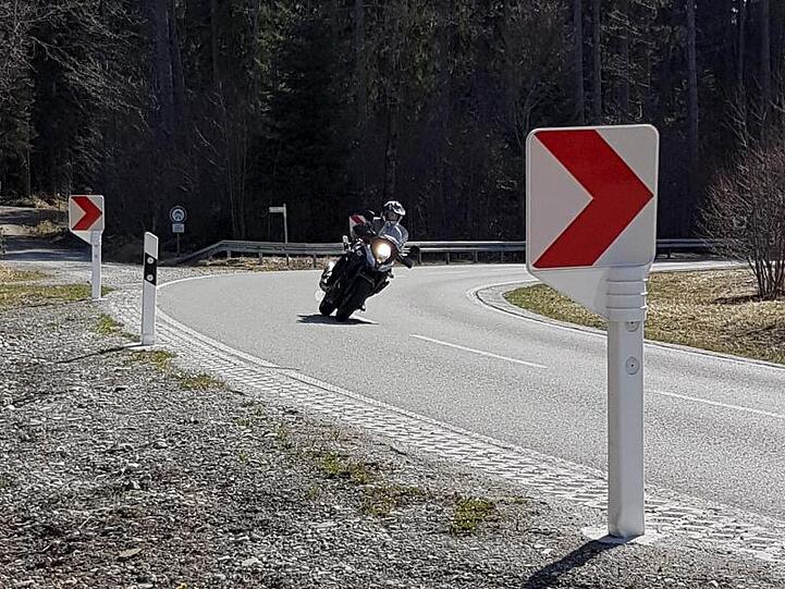 Flexible Richtungstafeln aus Kunststoff an einer Straße. Foto: Zentralstelle für Verkehrssicherheit im Straßenbau