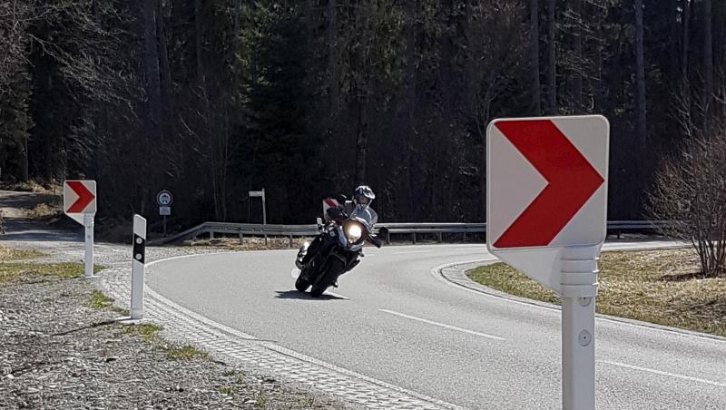 Flexible Richtungstafeln aus Kunststoff an einer Straße. Foto: Zentralstelle für Verkehrssicherheit im Straßenbau Flexible Richtungstafeln aus Kunststoff an einer Straße. Foto: Zentralstelle für Verkehrssicherheit im Straßenbau