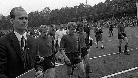 Abstieg 68: Hans Küppers (l.) und Heinz Müller schleichen frustriert vom Platz. Der "Meister" war nur noch zweitklassig.