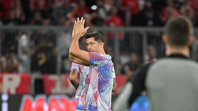 Barcelonas Robert Lewandowski klatscht vor dem Spiel.