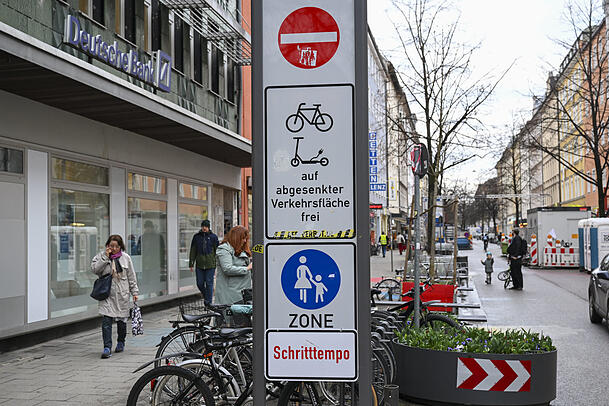 An beiden Seiten der Fußgängerzone steht es deutlic: Radfahrer müssen Schrittempo einhalten. An beiden Seiten der Fußgängerzone steht es deutlic: Radfahrer müssen Schrittempo einhalten.
