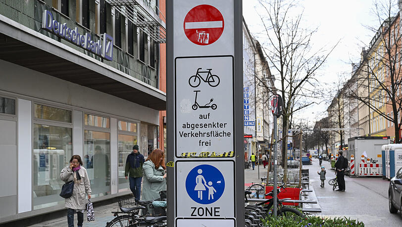 An beiden Seiten der Fußgängerzone steht es deutlic: Radfahrer müssen Schrittempo einhalten. An beiden Seiten der Fußgängerzone steht es deutlic: Radfahrer müssen Schrittempo einhalten.