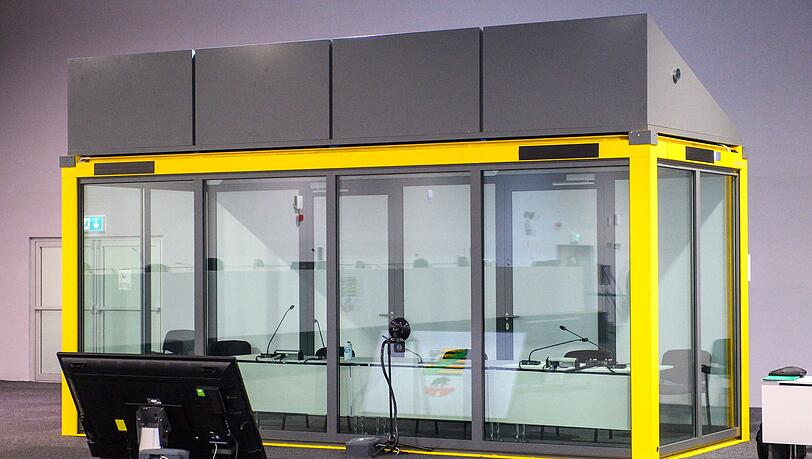 Blick auf den leeren Glaskasten im Gerichtssaal des temporären Gerichtsgebäudes vom Landgericht Magdeburg, in dem normalerweise der Todesfahrer vom Magdeburger Weihnachtsmarkt sitzt. Blick auf den leeren Glaskasten im Gerichtssaal des temporären Gerichtsgebäudes vom Landgericht Magdeburg, in dem normalerweise der Todesfahrer vom Magdeburger Weihnachtsmarkt sitzt.