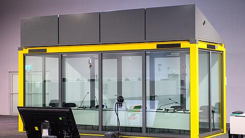 Blick auf den leeren Glaskasten im Gerichtssaal des tempor&auml;ren Gerichtsgeb&auml;udes vom Landgericht Magdeburg, in dem normalerweise der Todesfahrer vom Magdeburger Weihnachtsmarkt sitzt.