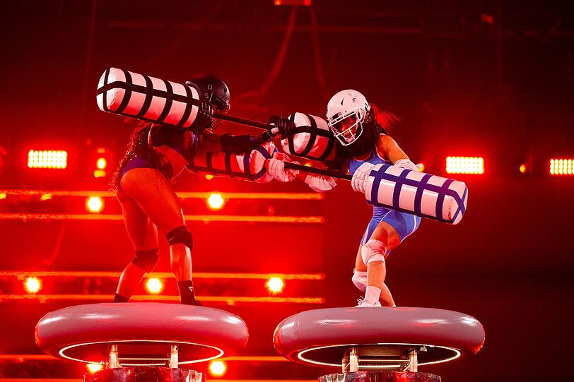 Immer feste druff: Beim "Duel" hauen sich Contenders und Gladiators bei "Gladiators - Die Show der Giganten" (RTL) paarweise mit XXL-Wattest&auml;bchen.