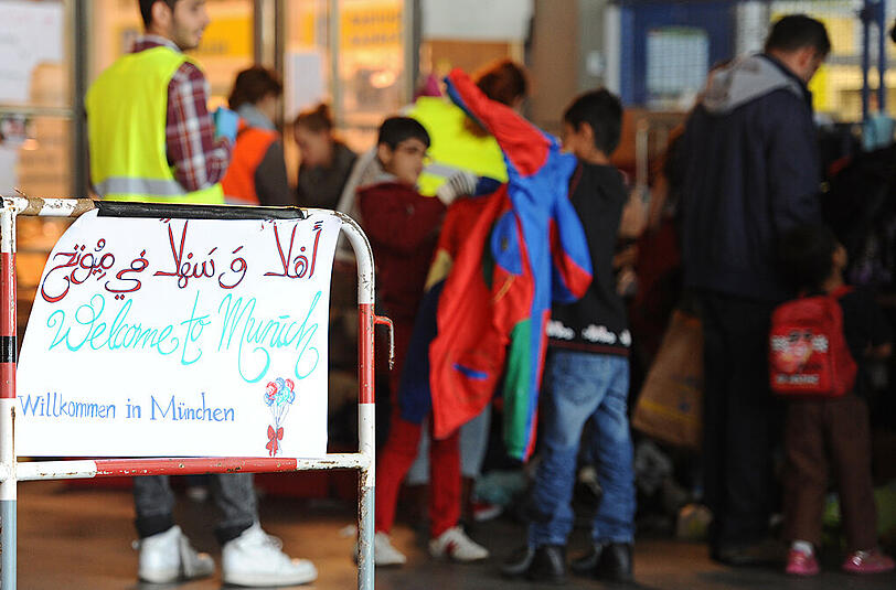 Willkommenskultur in München: Kinder ziehen sich im September 2015 im Hauptbahnhof gespendete Jacken an, die sie gerade erhalten haben.