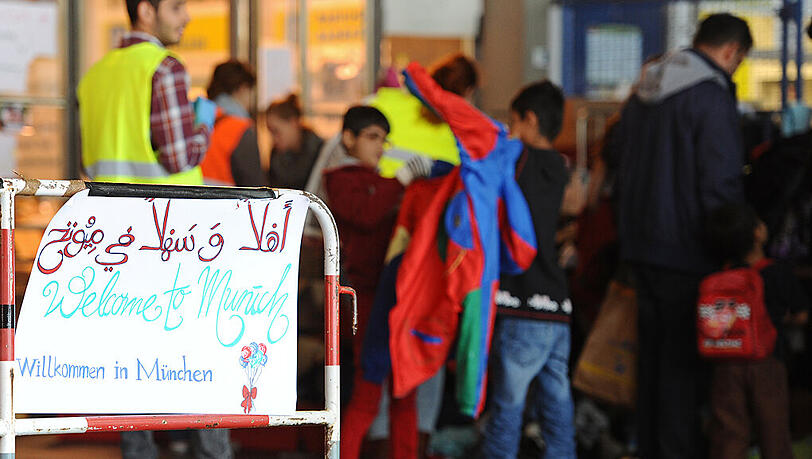 Willkommenskultur in München: Kinder ziehen sich im September 2015 im Hauptbahnhof gespendete Jacken an, die sie gerade erhalten haben. Willkommenskultur in München: Kinder ziehen sich im September 2015 im Hauptbahnhof gespendete Jacken an, die sie gerade erhalten haben.