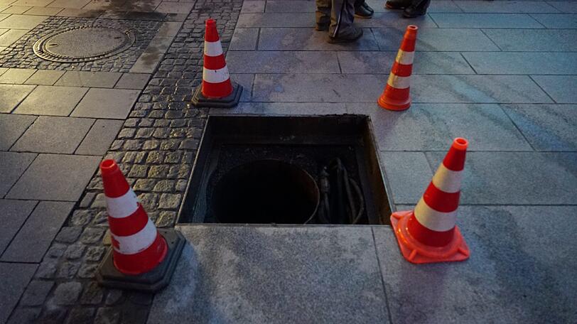 Und da soll das Ding rein! 60 Zentimeter breit und knapp zwei Meter tief ist das Loch...