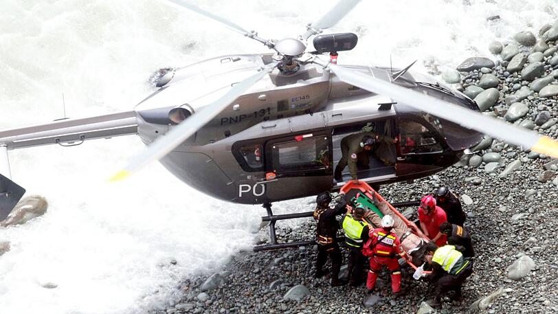 Ein verletzter Mann wird in einen Rettungshubschrauber gebracht.