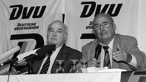 Hetz- und Hasstiraden in Medien und Politik: Verleger und DVU-Chef Gerhard Frey (links) und Franz Schönhuber, der frühere Bundesvorsitzende der Republikaner und 1998 bayerischer DVU-Spitzenkandidat.