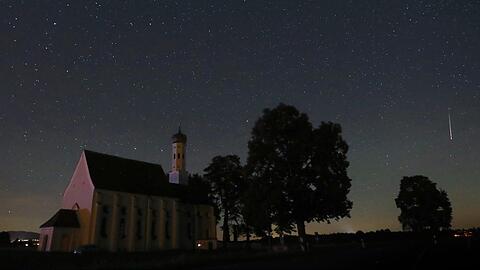Eine Sternschnuppe verglüht am Himmel über Sankt Coloman bei Füssen. Der Sternschnuppenstrom der Perseiden erreicht am Wochenende seinen Höhepunkt.