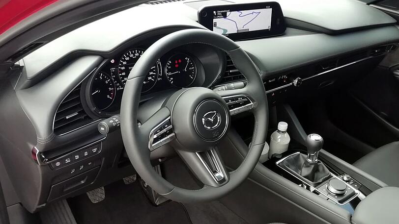 Klare Sache, einfache Bedienung: das Armaturenbrett des neuen Mazda3.