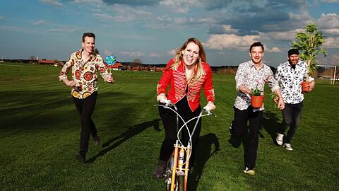 Auch die Musik der Federnelken ist voller Vorwärtsdrang. V.l.: Bassist Markus Gruetzner, Sängerin Vroni Gast, Gitarrist Pizo Bothanik und Schlagzeuger Alfons Hefter.