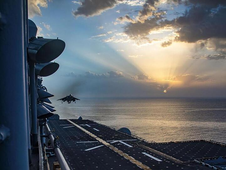 Ein Kampfflugzeug vom Typ AV-8B Harrier landet bei einer Übung auf dem Flugdeck der "USS Kearsarge" (LHD 3).