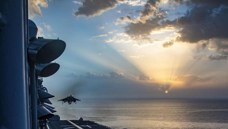 Ein Kampfflugzeug vom Typ AV-8B Harrier landet bei einer Übung auf dem Flugdeck der "USS Kearsarge" (LHD 3). Ein Kampfflugzeug vom Typ AV-8B Harrier landet bei einer Übung auf dem Flugdeck der "USS Kearsarge" (LHD 3).