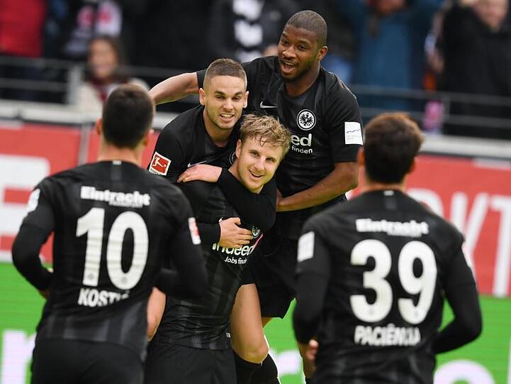 Nicht nur im Europacup spitze: Frankfurts Spieler feiern nach dem Siegtreffer gegen Nürnberg.