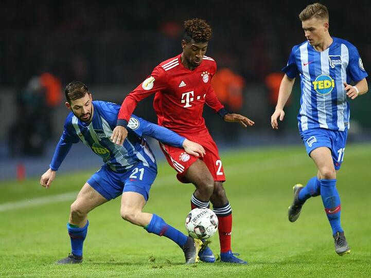 Marvin Plattenhardt und Maximilian Mittelstädt von Hertha BSC (l-r.) in Aktion gegen Bayern Münchens Kingsley Coman (M). Foto: Andreas Gora