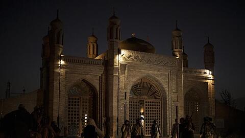 Kämpfer der Taliban stehen nach einer Explosion am Eingang der Eidgah-Moschee in Kabul.