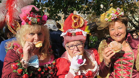 Sorgte für gute Laune: eine kleine Abordnung der berühmten Marktfrauen, bestehend aus (v.l.) Christine Lang, Annemarie Doll und Petra Kager.Den Pandemie-Zeiten geschuldet, wurde heuer auch nicht getanzt.