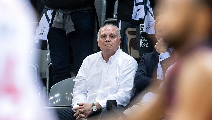 Uli Hoeneß auf der Tribüne in der Bonner Halle. Uli Hoeneß auf der Tribüne in der Bonner Halle.