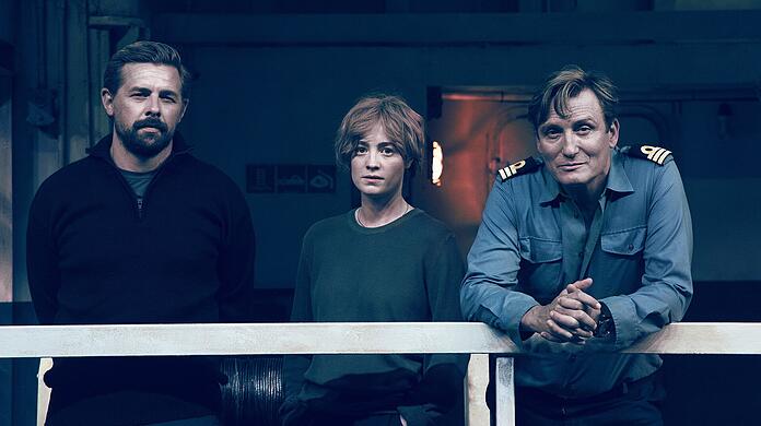 Roscovitz (Klaas Heufer-Umlauf, l.), Charlie Wagner (Leonie Benesch), Alban (Oliver Masucci, r.) im TV-Thriller "Der Schwarm".